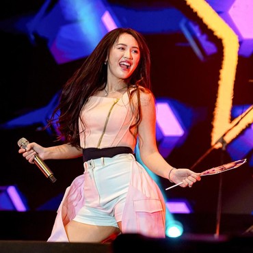 Lirik Lagu dan Terjemahan Apik - Happy Asmara