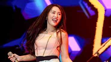 Lirik Lagu dan Terjemahan Apik - Happy Asmara