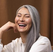 Pancarkan Pesona Ageless Beauty, Ini Tips Glowing Makeup untuk Usia 50-an