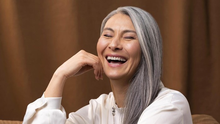 Pancarkan Pesona Ageless Beauty, Ini Tips Glowing Makeup untuk Usia 50-an