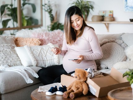 10 Ide Kado Natal Terindah untuk Ibu Hamil, Mulai dari Kaus Kaki hingga Bantal Hamil