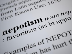 Nepotisme Adalah: Pengertian, Contoh, Jenis, dan Sanksinya