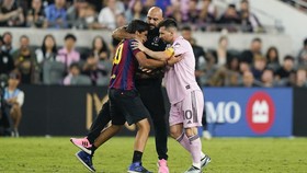 FOTO: Messi Dikejar, Bodyguard Bertindak