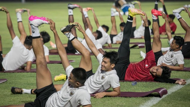 Tanpa Shin Tae Yong, latihan perdana Timnas Indonesia U-23 diikuti 20 pemain di Stadion Sriwedari, Solo, pada Senin (4/9) petang.