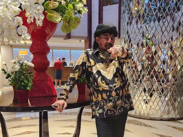 img-title Diteriaki Petugas Imigrasi Arab 'Setan' Saat Masuk Jeddah, Limbad: I'm Artist