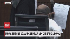 VIDEO: Lukas Enembe Ngamuk, Lempar Mik di Ruang Sidang