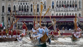 FOTO: Regata Storica, Parade Gondola yang Meriah di Venesia