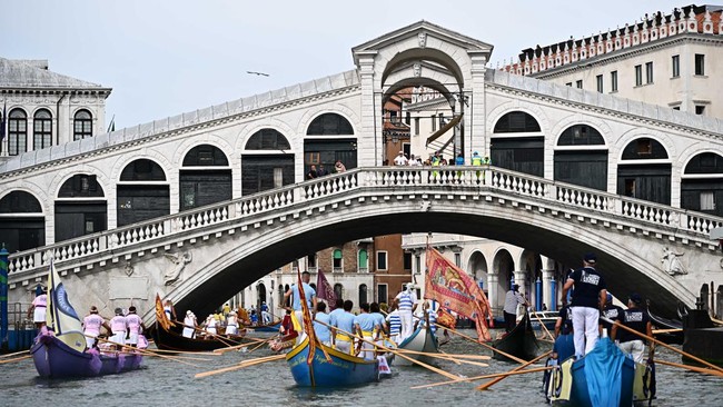 FOTO: Regata Storica, Parade Gondola yang Meriah di Venesia