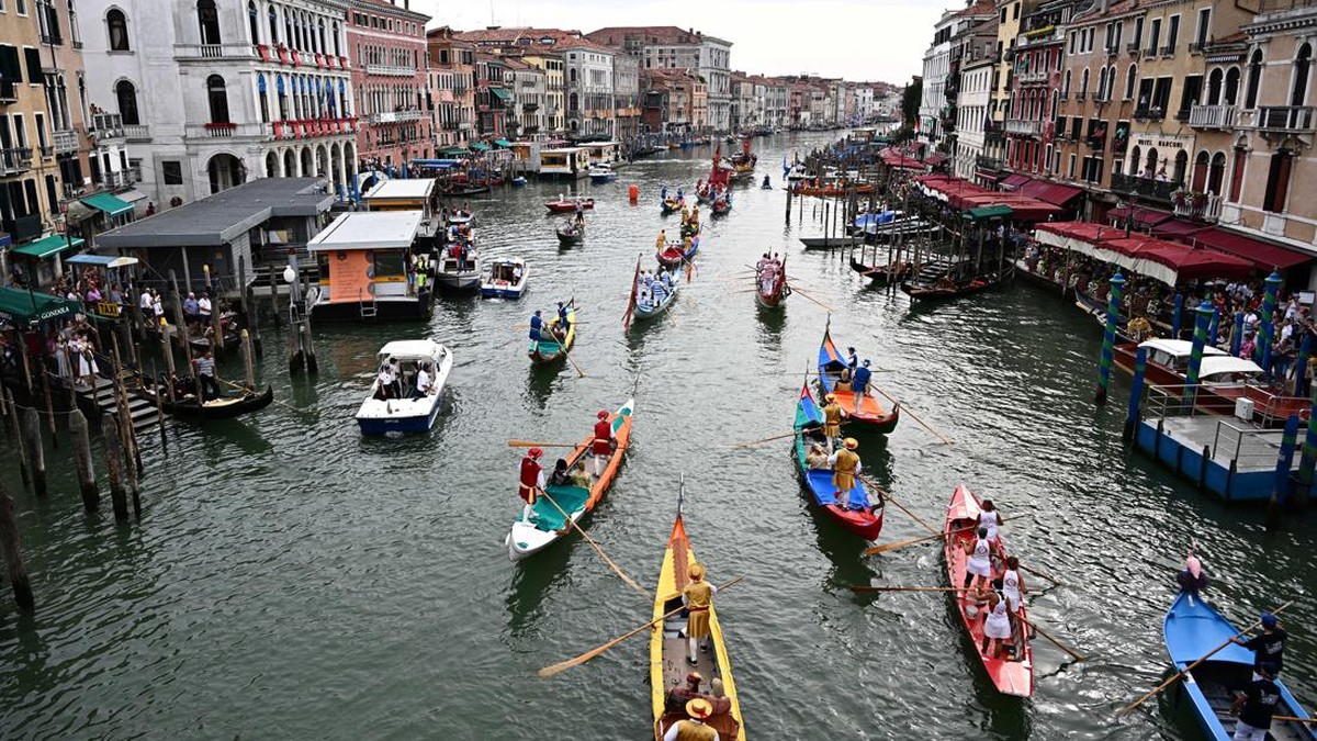 FOTO: Regata Storica, Parade Gondola yang Meriah di Venesia