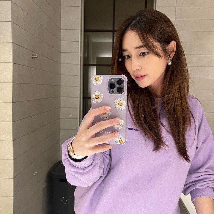 <p>Meski kabar kehamilan telah dikonfirmasi oleh agensinya, Lee Min Jung tetap tak buka suara terkait kabar tersebut. Ia tetap melakukan kegiatan seperti biasa dan sesekali membagikan potret dirinya di akun Insagram pribadinya. (Foto: Instagram: @216jung)</p>