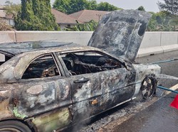 Sedan Terbakar di Jalan Tol Gempol-Pasuruan