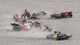 FOTO: Kecelakaan Horor 6 Pembalap Ducati di MotoGP Catalunya