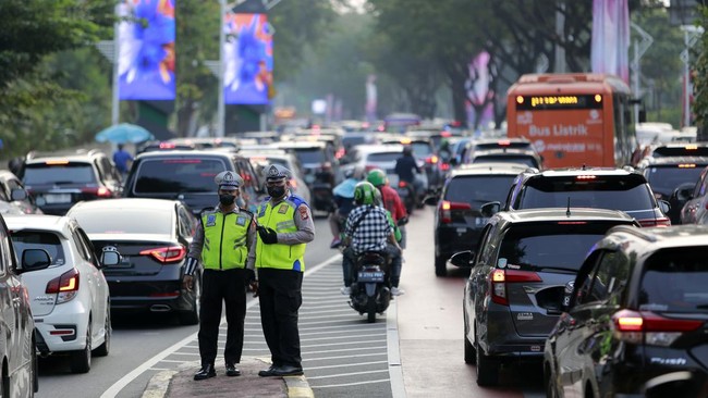 Polisi menyiapkan rekayasa lampau lintasdi sekitar Patung Kuda lantaran ada tindakan demonstrasi nan digelar massa buruh, Kamis (31/10).