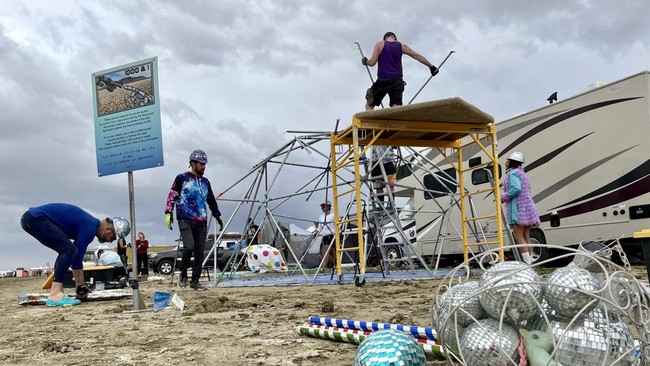 FOTO: Petaka Festival Burning Man Jebak 70 Ribu Peserta di Gurun AS