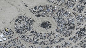 FOTO: Petaka Festival Burning Man Jebak 70 Ribu Peserta di Gurun AS