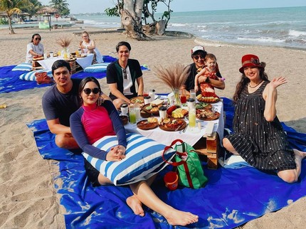 7 Potret Liburan Keluarga Nadine Chandrawinata Bersama Adik Kembar Marcel & Mischa
