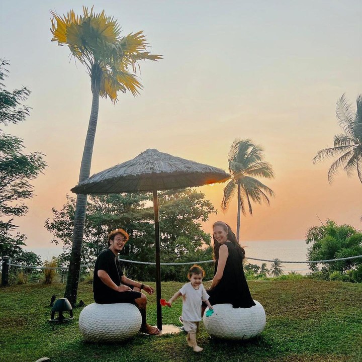 <p>Belum lama ini, Nadine mengunggah potretnya bersama kedua adik kembarnya kala berlibur ke Anyer. Nadine juga turut membawa sang suami, Dimas Anggara, serta anaknya, Nadi Djiwa. (Foto: Instagram: @nadinelist)</p>