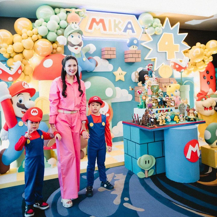 <p>"<em>Mika's private party with family</em>, tebak siapa yang menang? Senin-Jumat belajar di sekolah, les, sekarang saatnya <em>party</em>," tulis Sandra Dewi pada laman Instagram-nya. (Foto: Instagram: @sandradewi88)</p>
