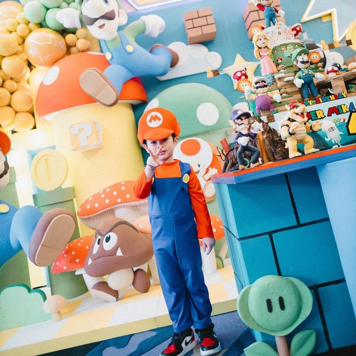 <p>Pesta ulang tahun bocah yang akrab disapa Mika ini berlangsung meriah dengan tema Super Mario Bros, Bunda. Mika terlihat tampan ketika mengenakan kostum ala Mario, lho. (Foto: Instagram: @sandradewi88)</p>