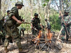 Saat Marinir TNI AL Ajarkan Tentara Asing Survival Makan Biawak-Kobra