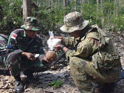 Momen Tentara Asing Belajar Survival Makan Biawak-Kobra dari Marinir TNI AL