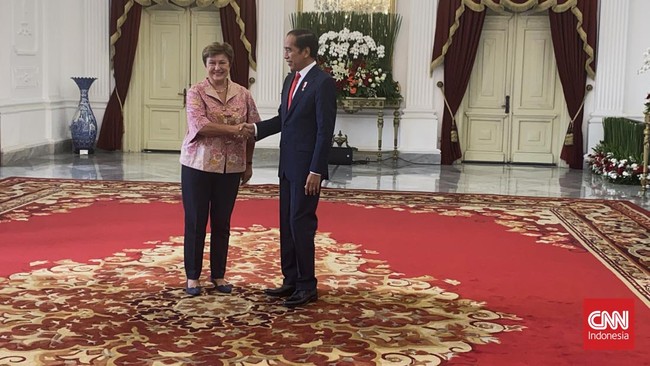 Menteri Keuangan Sri Mulyani mendampingi Presiden Jokowi menerima kunjungan Direktur Pelaksana IMF Kristalina Georgieva  di Istana Merdeka, Senin (4/9).