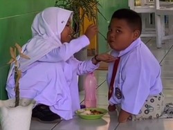 Ramai-ramai Dermawan Beri Bantuan ke Reski Siswa SD Disabilitas di Gowa