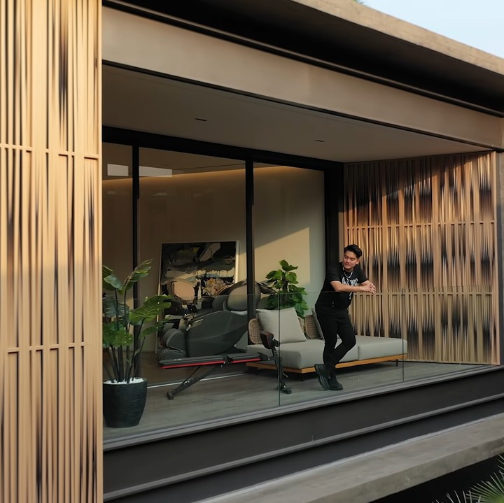 <p>Rumah tersebut mengusung konsep alami di mana Boy banyak menggunakan sentuhan natural pada arsitektur dan dekorasi rumahnya. Salah satu yang menarik adalah ornamen bambu di sekitar rumahnya. "Kalau kalian melihat tampak depan rumah gue yang suka gue sebut sebagai Hutan Bambu. Karena ini semua terbuat dari kayu <em>recycled</em> dari Bioliving. Ini kayak lembaran bambu yang dibuat dengan kerajinan tangan untuk membuat sebuah pattern," papar Boy. (Foto: YouTube BW.)</p>