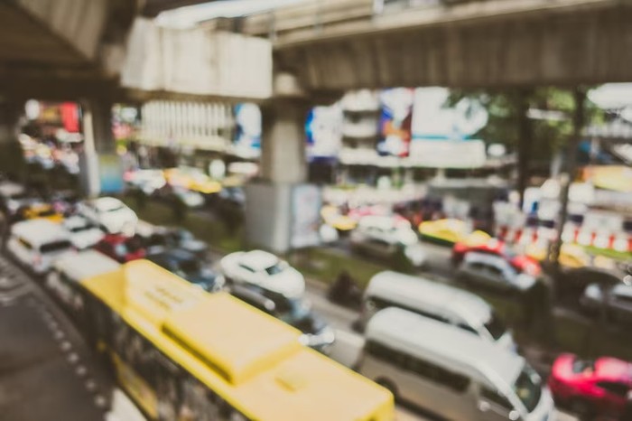 Sektor transportasi menjadi salah satu penyebab polusi udara di Jakarta (polusi udara Jakarta/Foto: freepik.com/mrsiraphol)