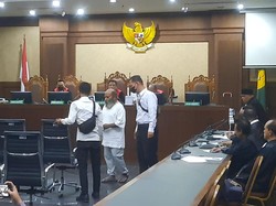 Lukas Enembe Ngamuk Lempar Mik Usai Dicecar Jaksa KPK