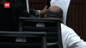 VIDEO: Kesal Ditanya JPU, Lukas Enembe Banting Mic Di Ruang Sidang
