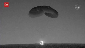 VIDEO: Detik-detik 'Naga' SpaceX Mendarat di Laut Florida