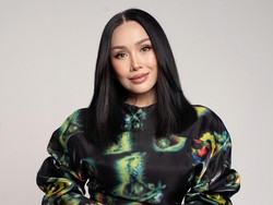 Cerita Titi DJ Sebulan Tidur Sambil Duduk Setelah Operasi Facelift