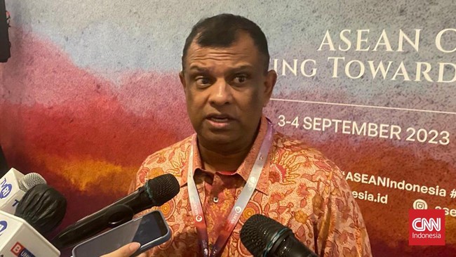 Bos AirAsia Tony Fernandes dihujat usai pamer cinta budaya Indonesia dengan rapat sambil pijat bertelanjang dada.