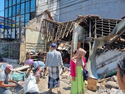Pasutri Ada di Dalam Saat Bangunan Toko Onderdil Surabaya Ambruk