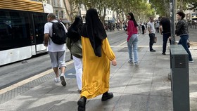 Prancis Pulangkan Puluhan Siswi Sekolah Gegara Tolak Buka Abaya