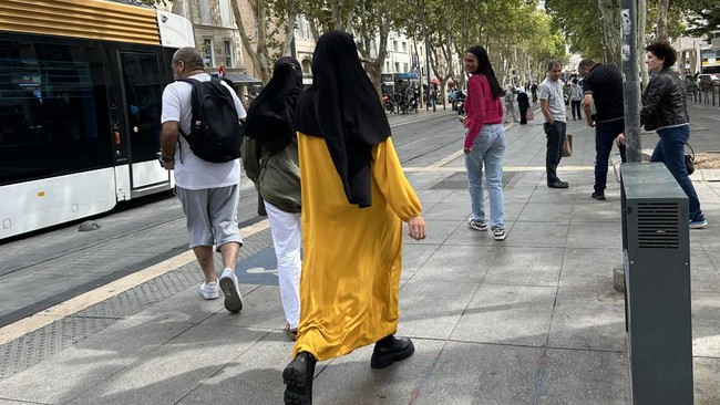 Otoritas Prancis memulangkan puluhan siswi usai menolak melepas abaya di hari pertama sekolah.