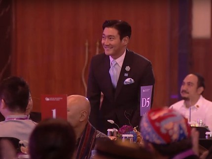 5 Potret Siwon SUPER JUNIOR Jadi Pembicara di KTT ASEAN