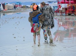 Dunia Hari Ini: Festival Burning Man Berubah Jadi Bencana Banjir Lumpur
