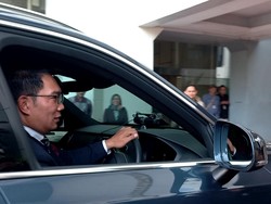 Nyetir Mobil Rp 1,8 Miliar Bandung-Jakarta, Apa Saja Isi Garasi Ridwan Kamil?