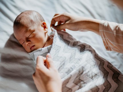 Bahaya Salah Membedong Bayi Menurut Dokter, Bisa Sebabkan Kelainan Tulang Kaki