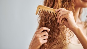 7 Cara Mengeriting Rambut Secara Alami, Tanpa Pakai Catokan