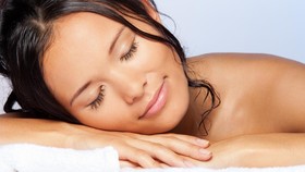 Tidur dengan Rambut Basah, Apa Saja Bahayanya?