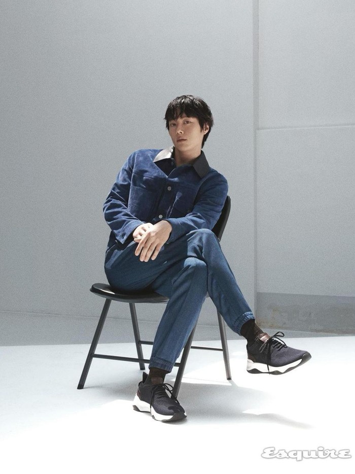 Dalam berbagai casual outfit hingga semi-formal, sang aktor juga memamerkan gaya dalam koleksi Berluti 2023 F/W Collection, lho./ Foto: instagram.com/juanxkui