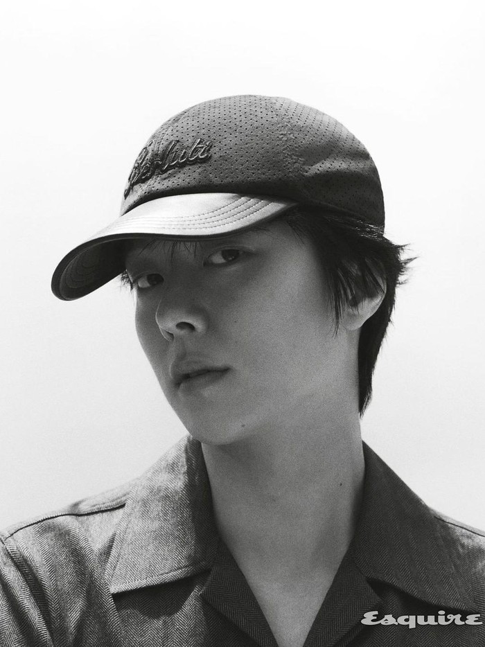 Bintang Now, We Are Breaking Up (2021) tersebut tampil menawan dalam beberapa potret untuk majalah Esquire Korea yang juga berkolaborasi bersama Berluti./ Foto: instagram.com/juanxkui