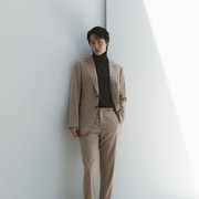Penuh Pesona, Simak Potret Aktor Jang Ki Yong untuk Esquire Korea