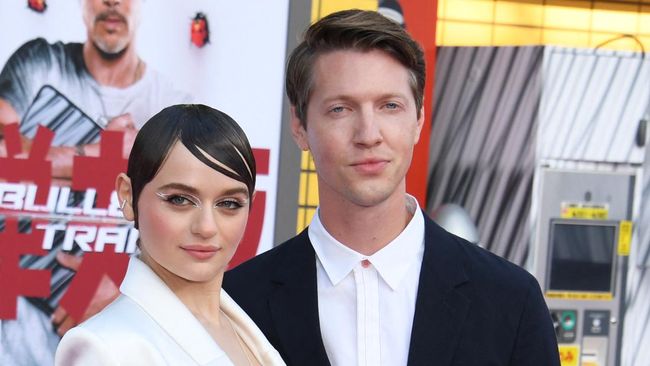 Pasangan Joey King dan Steven Piet menikah setelah empat tahun pacaran. Pernikahan digelar di Spanyol dan berlangsung intim.