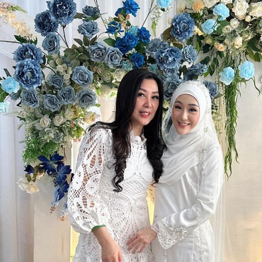 Hadir di Pernikahan, 7 Potret Harmonis Larissa Chou & Ibunda yang Beda Agama