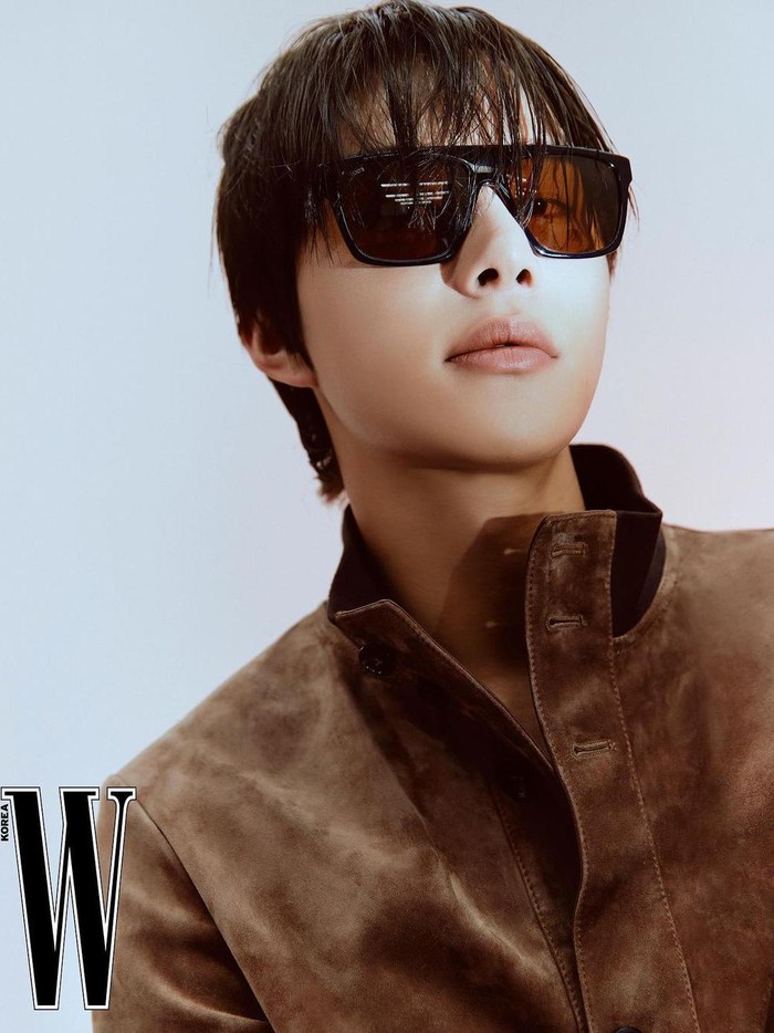 Lewat pemotretan bersama majalah W Korea yang juga berkolaborasi dengan Tod's, idol K-Pop yang satu ini memancarkan berbagai gaya memesona dalam balutan koleksi dari Tod's, Beauties./ Foto: instagram.com/nct