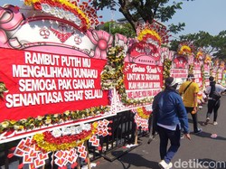 Beragam Karangan Bunga Lucu Ramaikan Perpisahan Ganjar di Semarang